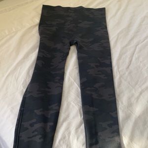 Black camo Spanx leggings. Size small.